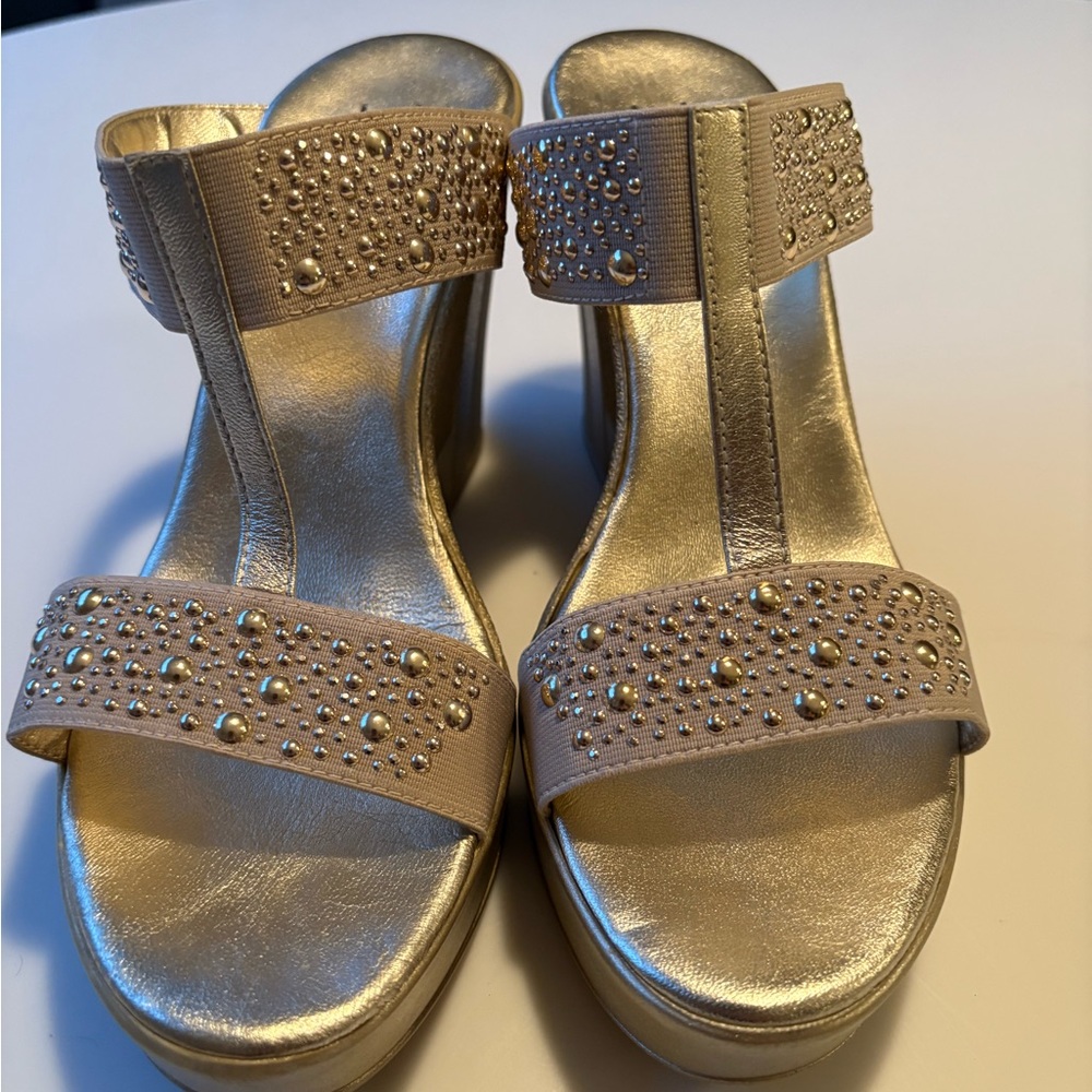GOLD WEDGE SANDALS ⭐️
